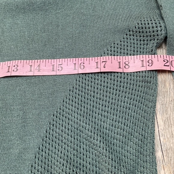 Lululemon Wake Up & Go Sweater
Graphite Green 6 *no tag see measurement - Picture 4 of 10